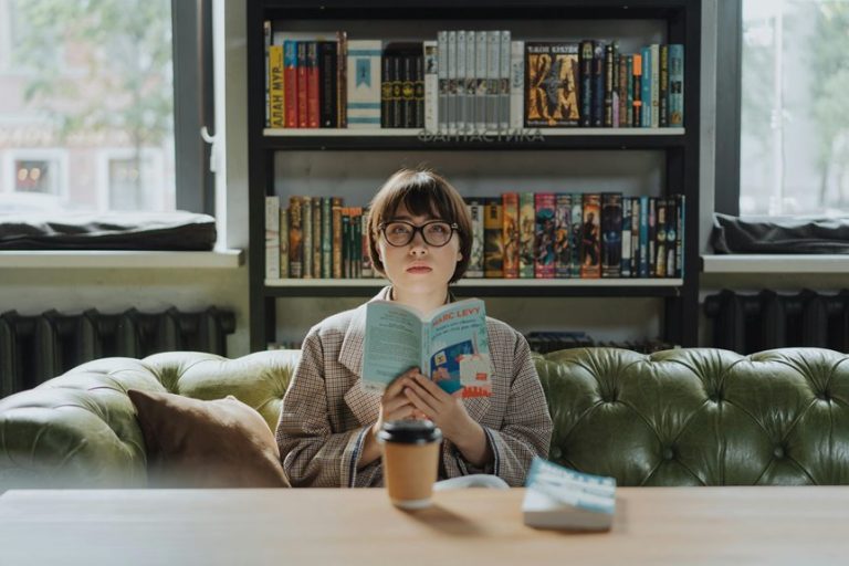 coffee shops with bookshelves